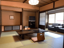 【和室2間・16～18畳】和室二間続きの、ゆとりのあるお部屋です（中央には襖が入ります）