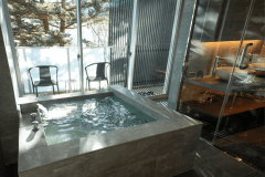 [Special Western-style Room with Semi-Open-Air Bath and Dining Area / Setsugetsu Kazeka] This room features a semi-open-air bath with a sense of openness. You can enjoy a relaxing bath in your private space while feeling the nature spreading out outside the window.