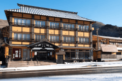 [Hotel Facilities / Honjin Inn Exterior] A traditional Japanese inn situated along the Mikuni Highway. Surrounded by the nature of the Naeba and Mikuni area, we welcome our guests with the scenery of each season.