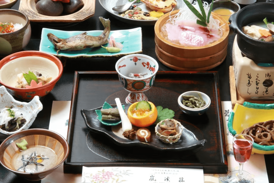 ＜お料理一例＞　山菜・川魚などを中心とした「山里フルコース」