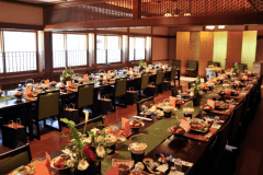 【宴会場】テーブル・椅子席の宴会場。ご法要・ご慶事などにおすすめです。