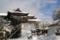 【冬の外観】すっぽりと雪に覆われた嵐渓荘。夜は温かな明かりが灯ります。 【冬の外観】すっぽりと雪に覆われた嵐渓荘。夜は温かな明かりが灯ります。