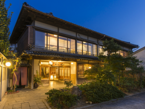 本館外観　夜