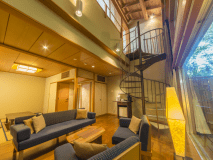 客室「露草」メゾネット階段