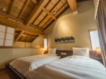 客室「露草」明るいベッドルーム