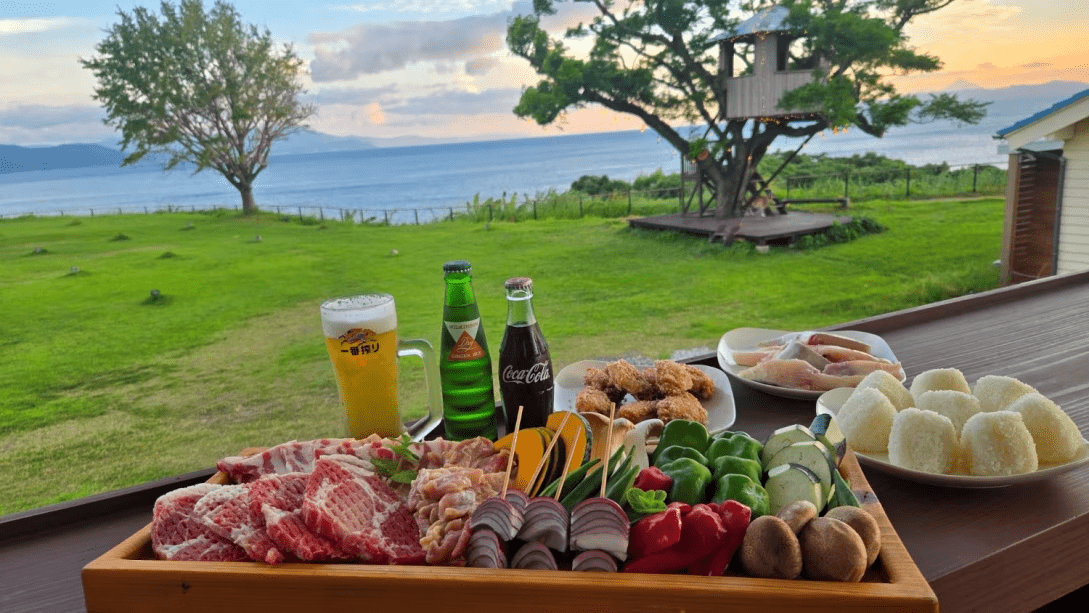 海風、肉の焼ける音、そして沈みゆく夕陽。ここは、お腹も心も満たされる最高の場所。