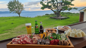 海風、肉の焼ける音、そして沈みゆく夕陽。ここは、お腹も心も満たされる最高の場所。