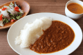 校舎で味わう本格派。旨みが溶け込んだユクサ特製カレー。