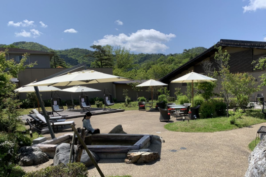 【京都・烟河（けぶりかわ）】中央にある「里山ガーデン」には、足湯がございます。ゆっくり浸かることで心身ともにリラックス効果も得られます。