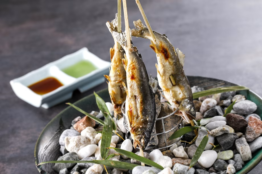 【京都・烟河（けぶりかわ）】里山馳走料理ベーシックコース　燦－SAN－　2025年6月～2025年8月　御魚料理：鮎の塩焼き　蓼酢、かけ醤油、酢橘