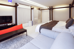 【京都・烟河（けぶりかわ）】露天風呂（プライベートサウナ）付スこれまでの烟河のイメージとは異なる、白を基調とした洋式の室内空間は洗練されたデザイン。次世代型冷暖システム「F-CON（快温＋無風＋無音がもたらすストレスゼロの次世代エアコン）」や「ジアイーノ（次亜塩素酸除菌脱臭機）」を完備。滞在中は自由にご利用いただける専用の露天風呂をご用意しております。