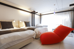 【京都・烟河（けぶりかわ）】露天風呂（プライベートサウナ）付スーペリア～PREMIUM comfort～（定員2～3名）これまでの烟河のイメージとは異なる、白を基調とした洋式の室内空間は洗練されたデザイン。次世代型冷暖システム「F-CON（快温＋無風＋無音がもたらすストレスゼロの次世代エアコン）」や「ジアイーノ（次亜塩素酸除菌脱臭機）」を完備。