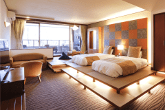 【京都・烟河（けぶりかわ）】温泉露天風呂付スイート「保豆山（ほづやま）」（定員2名～4名）落ち着いた雰囲気の和モダンのお部屋は、特別な空間に寛ぎと癒しを与えることでしょう。