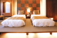 【京都・烟河（けぶりかわ）】温泉露天風呂付スイート「保豆山（ほづやま）」は自慢の天然温泉露天風呂付の特別客室です。広々とした和モダンのツインルームは、自然の景色とともに喧噪を忘れ癒しの時間を演出します。 大切な方へ贈る記念日旅行や、プライベートを大切にしたい二人のための“おこもり”ステイにも最適。良泉とプレミアムなひとときを独占できる、最高ランクのお部屋です。