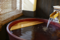 【京都・烟河(けぶりかわ)】温泉露天風呂付スイート「保豆山(ほづやま)」(定員2名~4名)テラスにはお部屋専用の貸切露天風呂。たっぷりの良泉と信楽焼の湯船が、癒しの空間をさらに演出します。 【京都・烟河(けぶりかわ)】温泉露天風呂付スイート「保豆山(ほづやま)」(定員2名~4名)テラスにはお部屋専用の貸切露天風呂。たっぷりの良泉と信楽焼の湯船が、癒しの空間をさらに演出します。