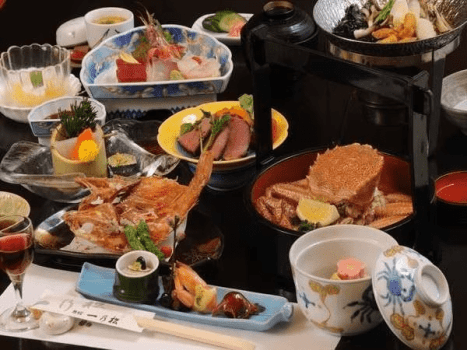 毛蟹姿盛りの付いた全十三品の会席膳