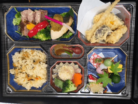 夕食のお弁当の一例になります。（内容は仕入れ状況により、変わりますので、ご了承ください。）
