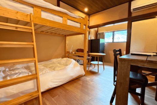 和モダン（1～2名1室）／2段ベッド仕様。木の温もりを感じるお部屋です。