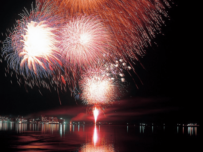 毎年8月に行われる柴山潟の湖上花火をお部屋から！