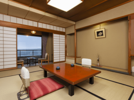 基本客室イメージ。バスなしまたはバス付きのお部屋となります。
お部屋からは柴山潟がご覧いただけます。