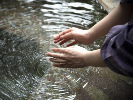 触って感じる濃い泉質☆湯量豊富な源泉１００％なので、塩気の強さもビックリ！