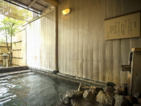 男性大浴場＜蓬莱＞庭園露天風呂 豊富な源泉を堪能する飲泉口も設置