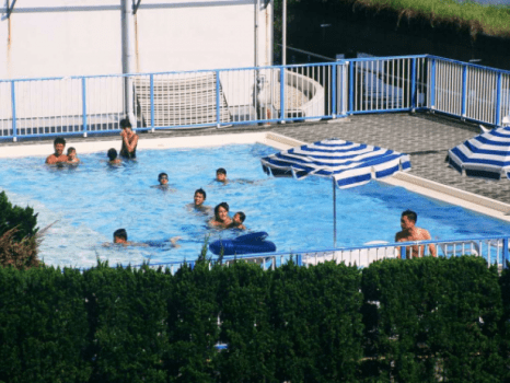 柴山潟を眺めるプールは夏季限定！
