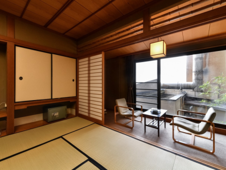 【訳あり基本客室】湖の眺望が影になりますが、10畳以上の和室です。