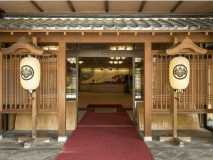 創業百余年、片山津温泉随一の豊富な湯量と源泉の泉質の良さを誇る元湯の宿です。