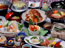 牛陶板焼き、あわび踊焼き、お造り5種盛、ずわいがにが付いた「至福の会席」！