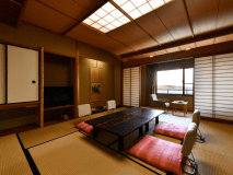 【訳あり基本客室】湖の眺望が影になりますが、10畳以上の和室です。