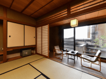 【訳あり基本客室】湖の眺望が影になりますが、10畳以上の和室です。