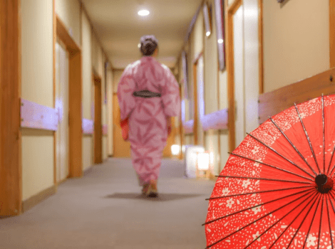 大浴場までは少し距離がございます。道中の美術品や骨董品をお楽しみください