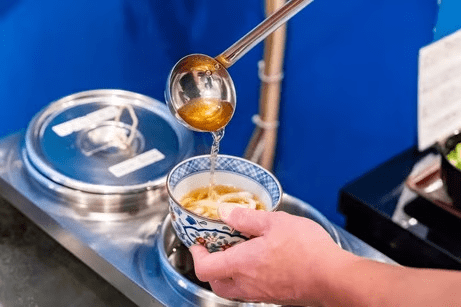朝食バイキング
地元製麺所の生うどんを都度茹でております。伊吹島のいりこから丁寧に作った出汁。
純セルフスタイルでどうぞ。