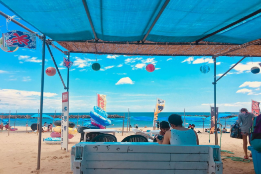 海開きと同時に海の家も始まります。青空の浜辺で生ビール、フランクフルト、焼きそばなど最高の伊勢志摩旅行と休日を満喫。※ただし、酔った状態での遊泳は控えて下さい。 海開きと同時に海の家も始まります。青空の浜辺で生ビール、フランクフルト、焼きそばなど最高の伊勢志摩旅行と休日を満喫。※ただし、酔った状態での遊泳は控えて下さい。