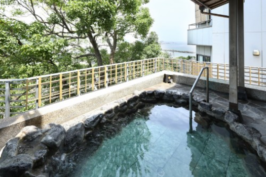 【男子露天風呂】旅行の醍醐味はやっぱり露天風呂!開放感溢れる露天風呂にてリラックス♪ 【男子露天風呂】旅行の醍醐味はやっぱり露天風呂!開放感溢れる露天風呂にてリラックス♪