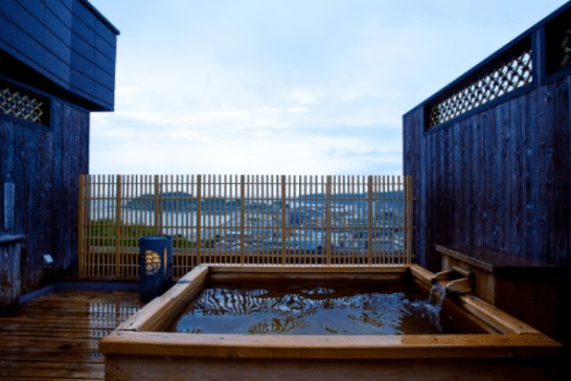 美肌温泉に浸かりながら、白浜、相差漁港などの絶景をお楽しみください。