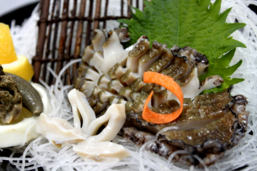 【鮑御造り】伊勢志摩では妊婦さんに雌雄の鮑を御造りで食べると、“素直で目の澄んだ子供が産まれる”と言われており、よく食されております。濃厚な肝と一緒にお召し上がり下さい。 【鮑御造り】伊勢志摩では妊婦さんに雌雄の鮑を御造りで食べると、“素直で目の澄んだ子供が産まれる”と言われており、よく食されております。濃厚な肝と一緒にお召し上がり下さい。