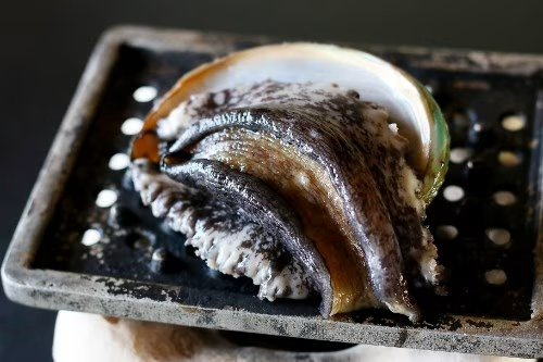 【鮑の踊り焼き】活きの良いアワビをご堪能ください。濃厚な肝もまた美味！
