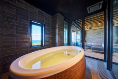 【新設】高層階アウトドアリビング＋天空の寝床／温泉半露天（専用フロア／独立部屋／５、６F）