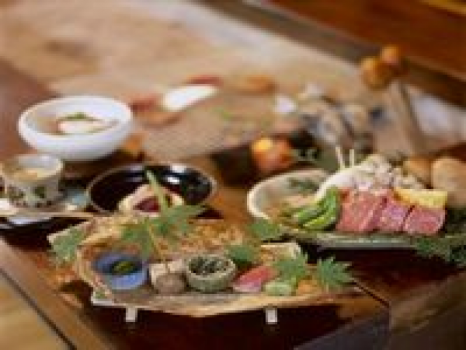 ご夕食の一例：メインは飛騨牛の炭火焼ステーキです
（季節ごとに献立が変わります）