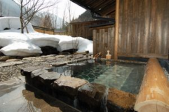 柿香庵専用の露天風呂。雪景色を眺めながら、源泉掛け流しの新鮮な温泉をお楽しみ頂けます。 柿香庵専用の露天風呂。雪景色を眺めながら、源泉掛け流しの新鮮な温泉をお楽しみ頂けます。