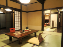 離れ客室Bタイプ
10帖の本間と囲炉裏の間+次の間の3間タイプです
別々にお布団が敷けますので、とても好評です 離れ客室Bタイプ
10帖の本間と囲炉裏の間+次の間の3間タイプです
別々にお布団が敷けますので、とても好評です