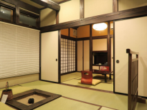 離れ客室Bタイプ
10帖の本間と囲炉裏の間+次の間の3間タイプです
別々にお布団が敷けますので、とても好評です 離れ客室Bタイプ
10帖の本間と囲炉裏の間+次の間の3間タイプです
別々にお布団が敷けますので、とても好評です