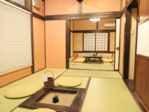 離れ客室Aタイプ
10帖の本間と囲炉裏の間の2間タイプです
専用囲炉裏で炭火をおこし楽しめます 離れ客室Aタイプ
10帖の本間と囲炉裏の間の2間タイプです
専用囲炉裏で炭火をおこし楽しめます