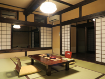 離れ客室Bタイプ
10帖の本間と囲炉裏の間+次の間の3間タイプです
専用囲炉裏で炭火をおこし楽しめます 離れ客室Bタイプ
10帖の本間と囲炉裏の間+次の間の3間タイプです
専用囲炉裏で炭火をおこし楽しめます