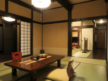 離れ客室Bタイプ
10帖の本間と囲炉裏の間+次の間の3間タイプです
専用囲炉裏で炭火をおこし楽しめます 離れ客室Bタイプ
10帖の本間と囲炉裏の間+次の間の3間タイプです
専用囲炉裏で炭火をおこし楽しめます