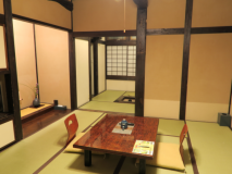 離れ客室Aタイプ
10帖の本間と囲炉裏の間の2間タイプです
専用囲炉裏で炭火をおこし楽しめます 離れ客室Aタイプ
10帖の本間と囲炉裏の間の2間タイプです
専用囲炉裏で炭火をおこし楽しめます