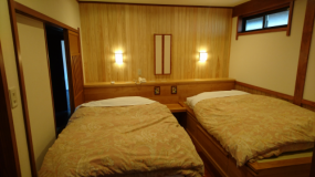 201号室のベッドのお部屋
ご希望により3つお布団を並べて敷けます 201号室のベッドのお部屋
ご希望により3つお布団を並べて敷けます