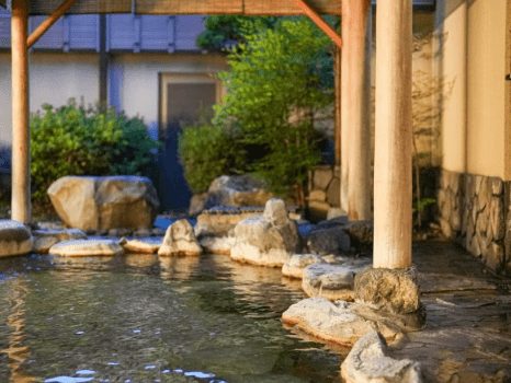 *【露天風呂】温かい湯船に浸かりながら、自然のぬくもりに心癒されるひと時。
